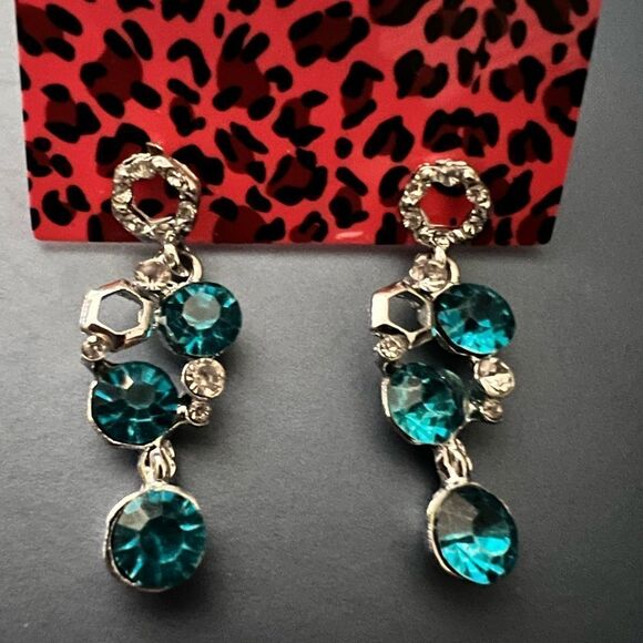 🪻 Betsey Johnson sparkling turquoise & silver dangle earrings 🪻 - Picture 3 of 4